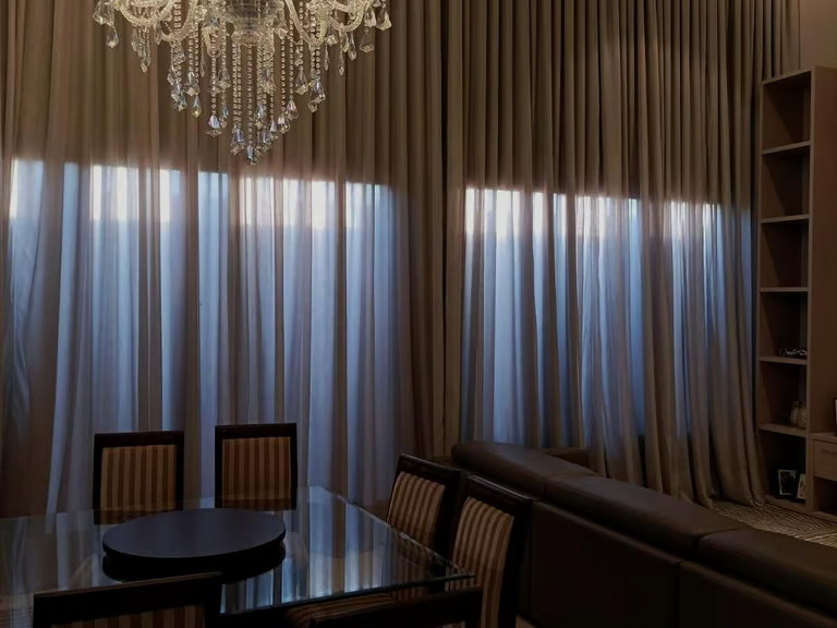 Ambiente decorado com cortinas instaladas pela Cortilux